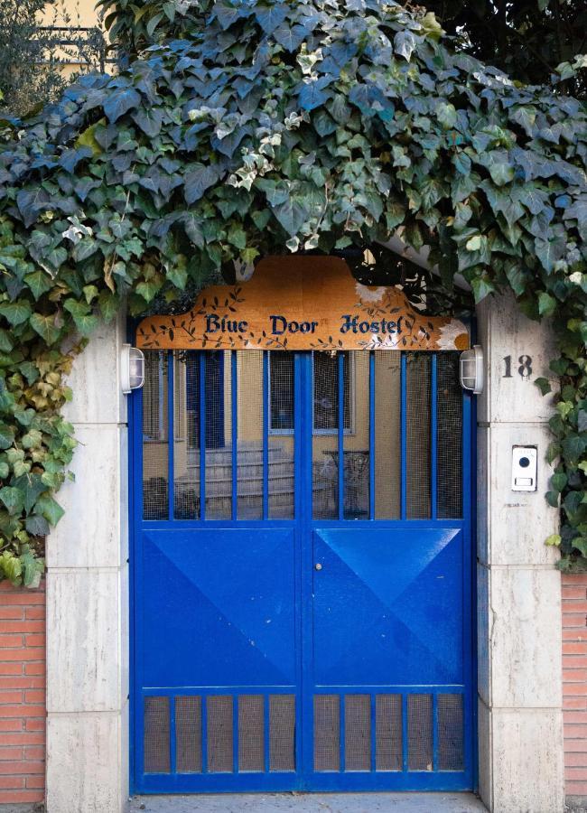 Blue Door Hostel Tiran Dış mekan fotoğraf