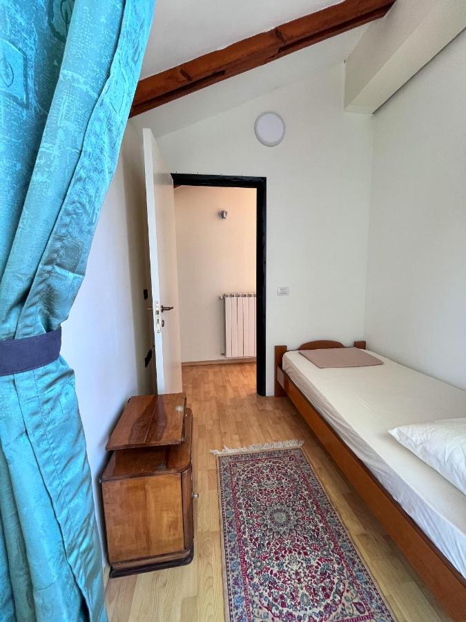 Blue Door Hostel Tiran Dış mekan fotoğraf