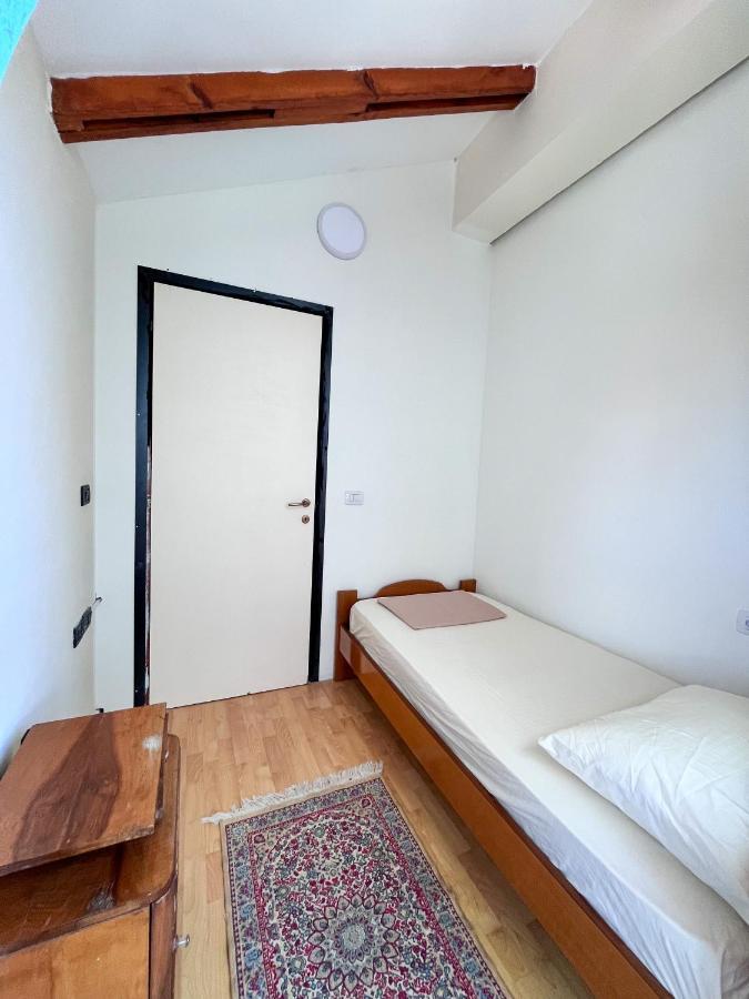 Blue Door Hostel Tiran Dış mekan fotoğraf